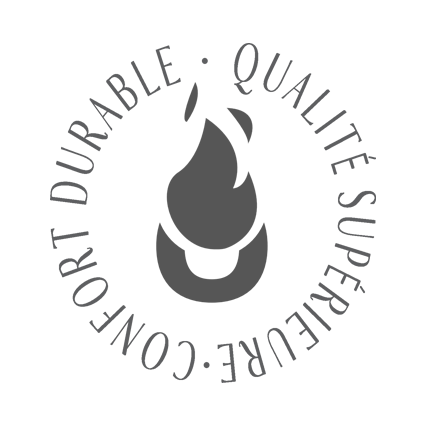 Image d'un tampon d'écriture élégant où les mots "Qualité supérieure" et "Confort durable" sont écrits en gris clair. Le détail remarquable est la flamme en haut de la lettre 'O', symbolisant le confort chaleureux et la qualité exceptionnelle.