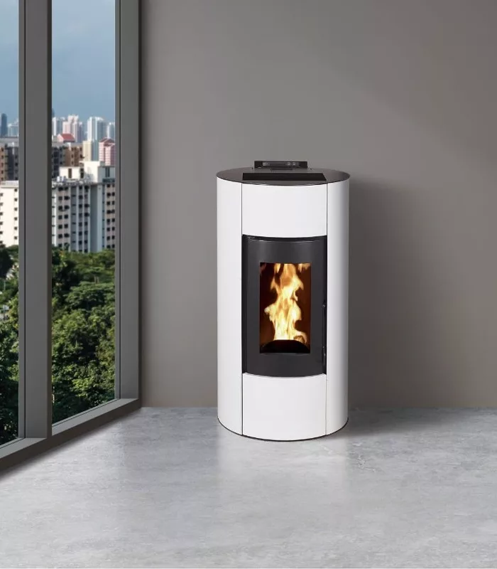 Photo du poêle à granulés étanche ANGELINA 9, mettant en avant son design élégant et sa grande valeur, il est indéniablement parmi les options offrant le meilleur rapport qualité-prix sur le marché.