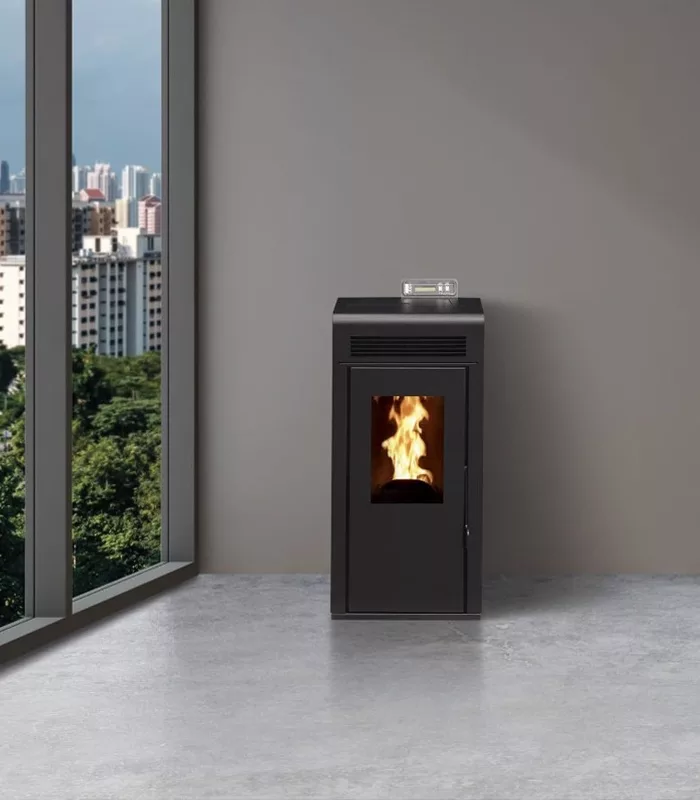 Image du poêle à granulés compact ARIANNA 6, fabriqué en Italie, montrant son design esthétique et sa grande capacité de stockage de 17 kg.