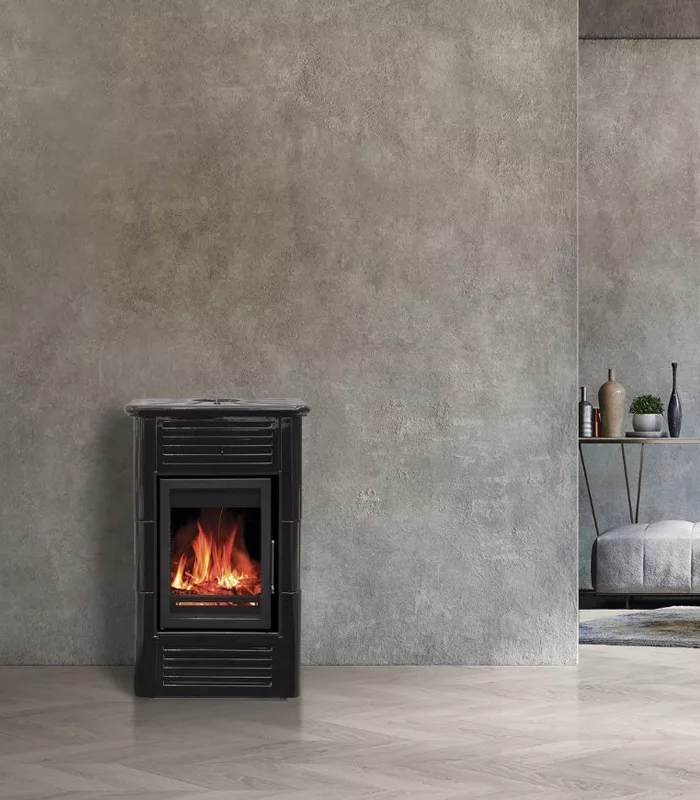 Le poêle à bois MINERVA fonctionne avec l'air ambiant. Raccordement par le dessus.