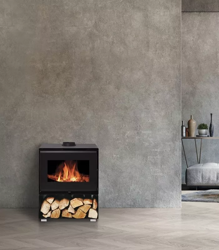 Le poêle à bois VALERIA et son range bûche pratique et esthétique